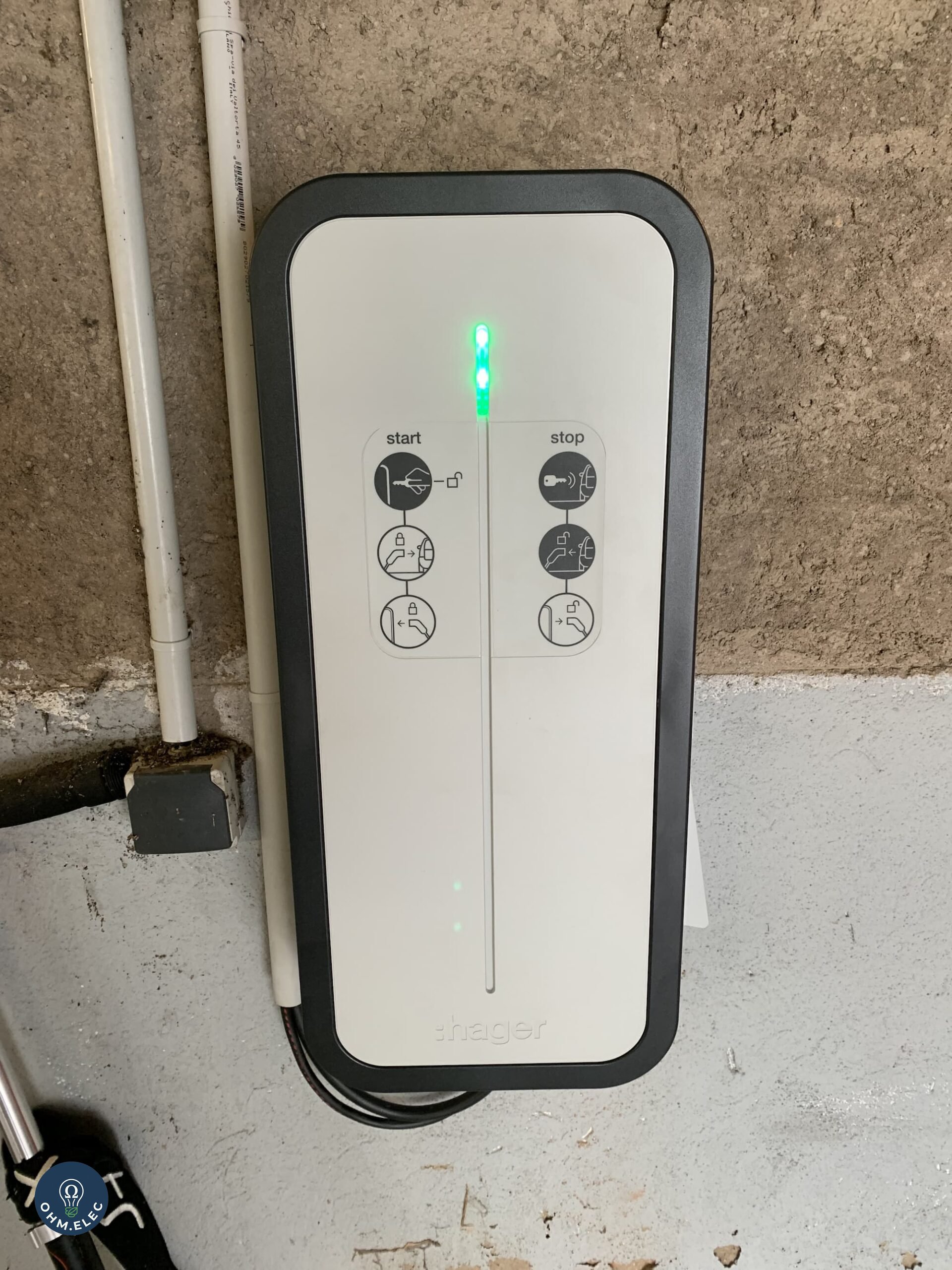 Borne de recharge Hager Witty posée et raccordée