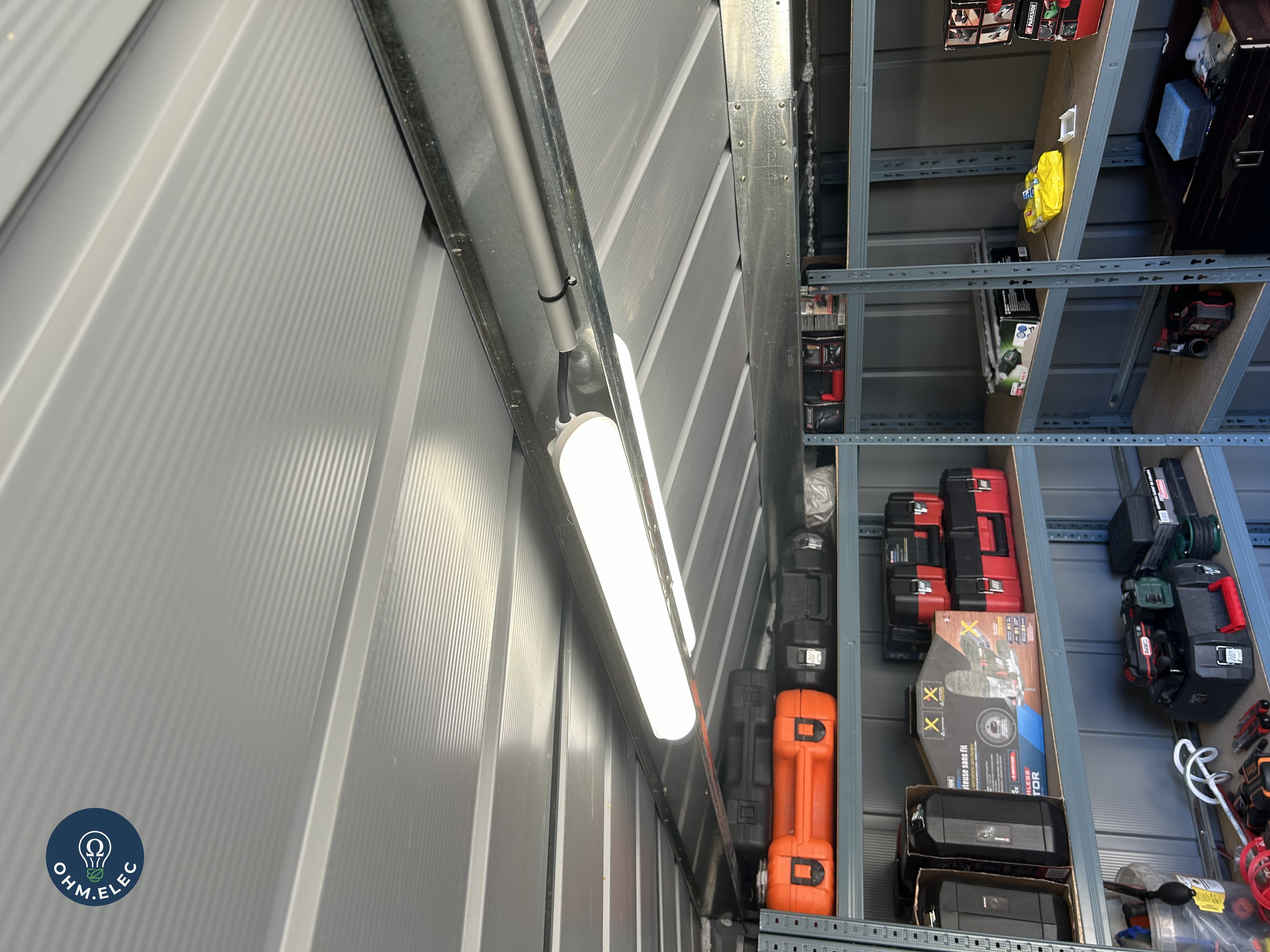 Réglette LED étanche installée en atelier
