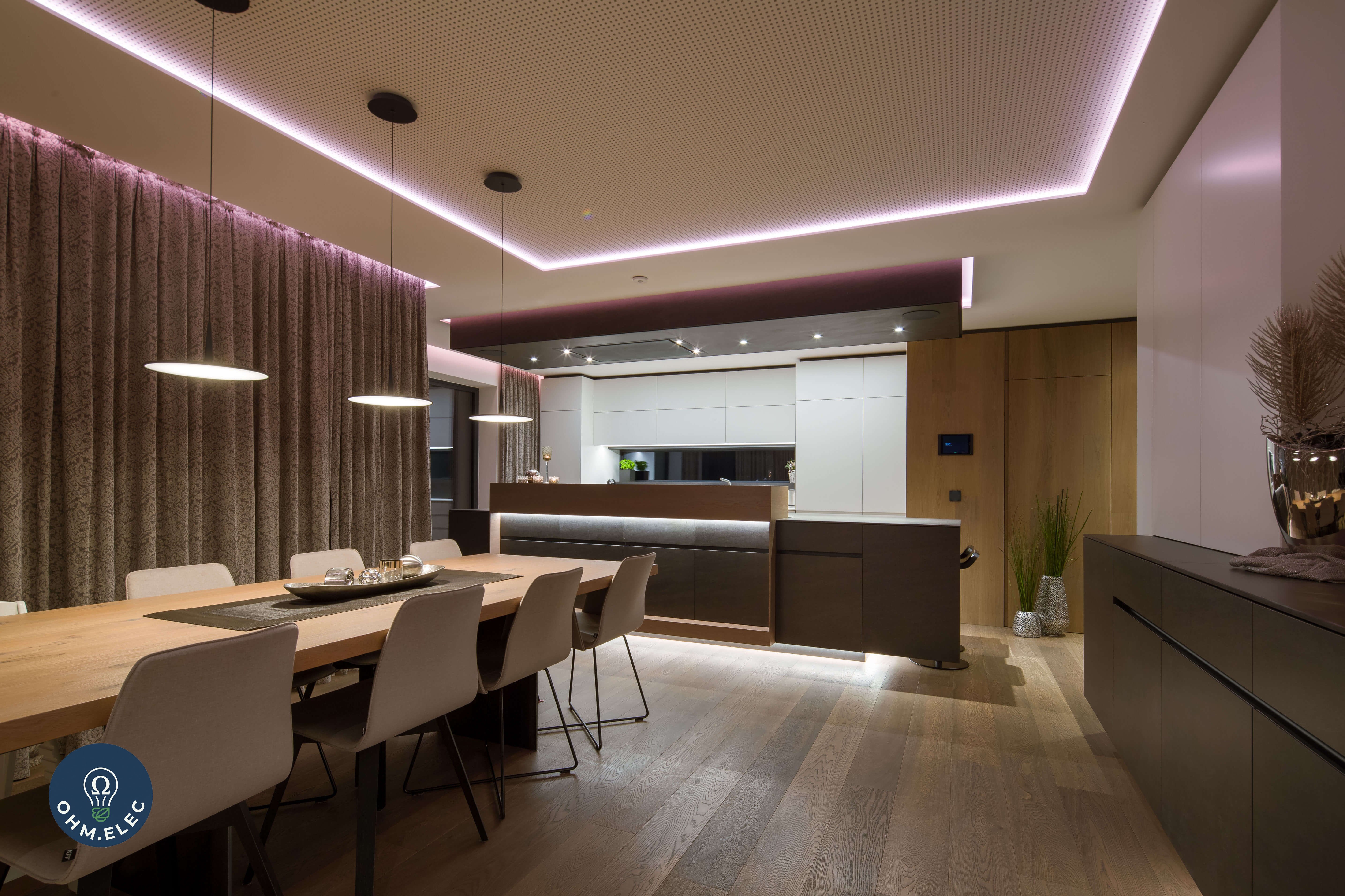 Ambiance lumineuse moderne avec rubans LED en corniche et suspensions