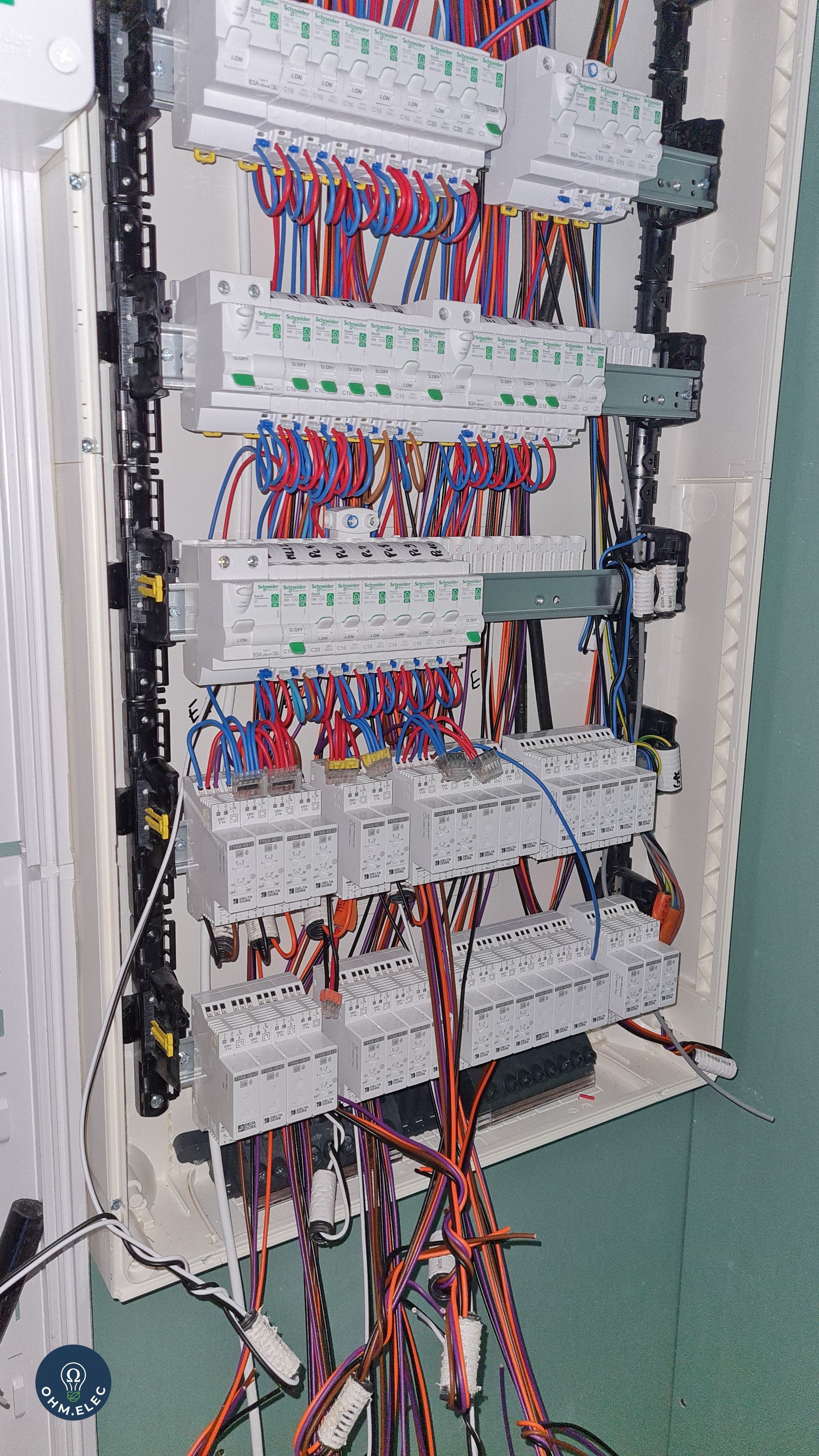 Tableau Schneider en cours de câblage sur chantier neuf