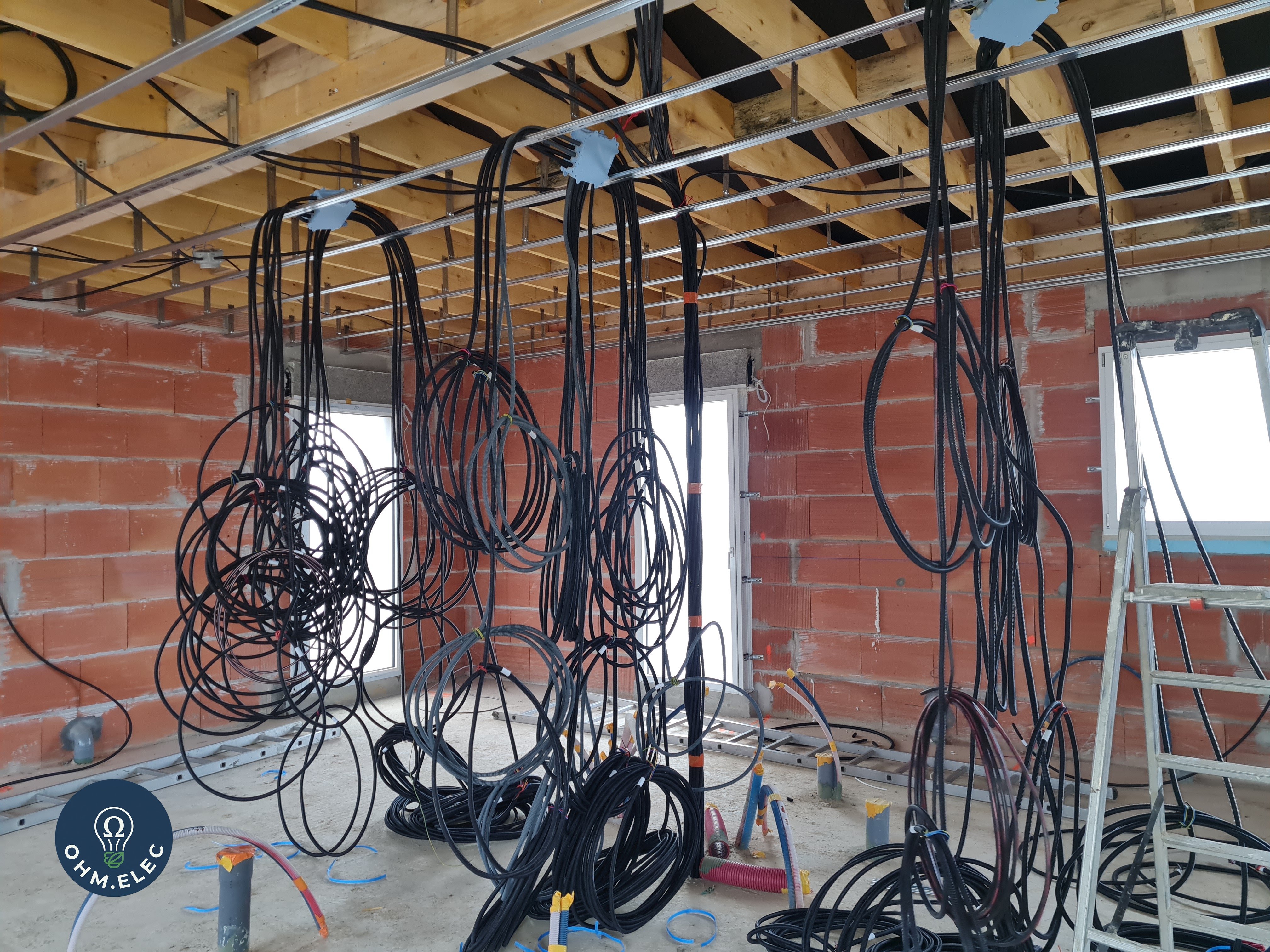 Vue d'ensemble du tirage de câbles dans une maison en chantier