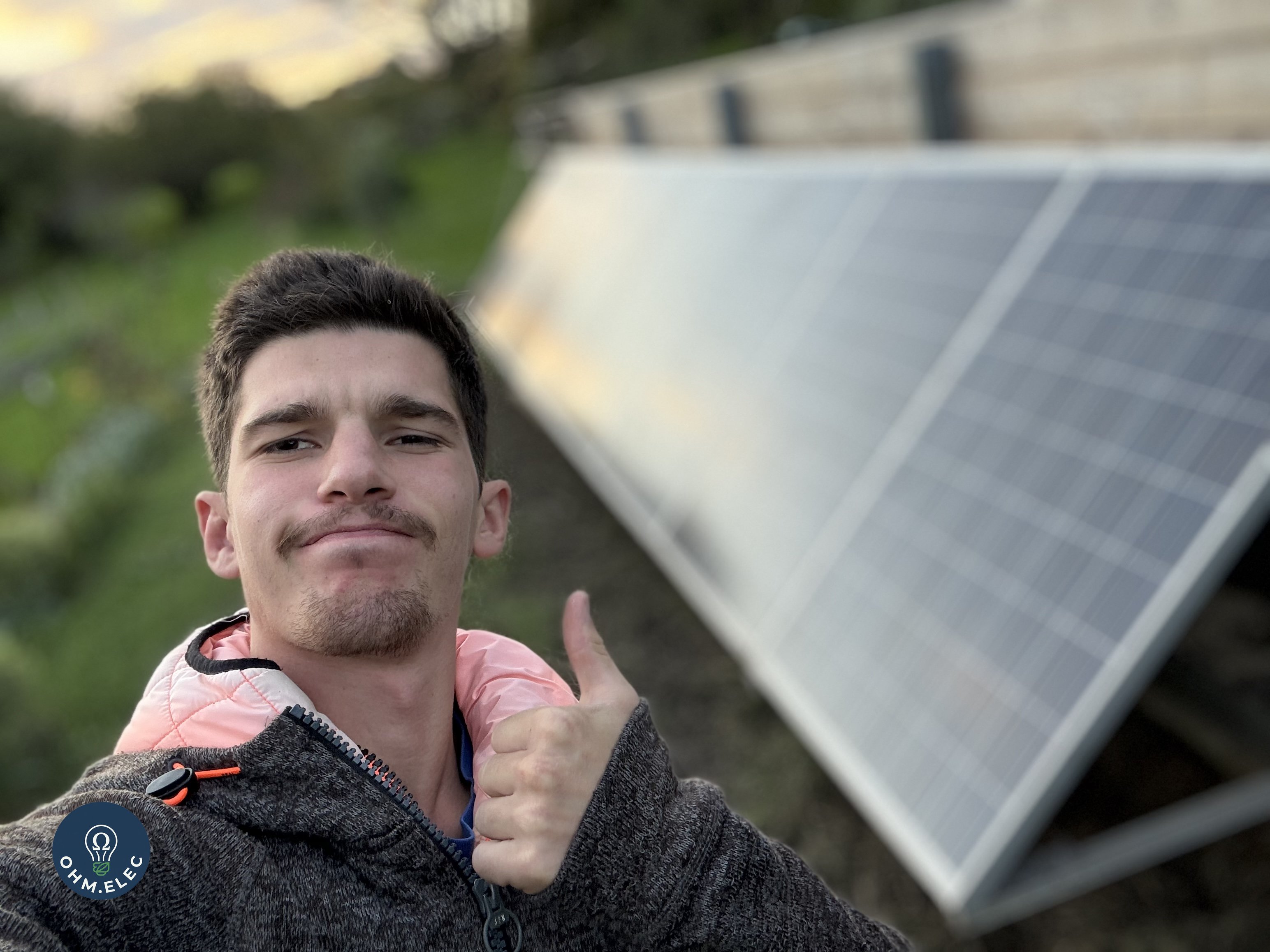 Alexandre devant une installation photovoltaïque au sol