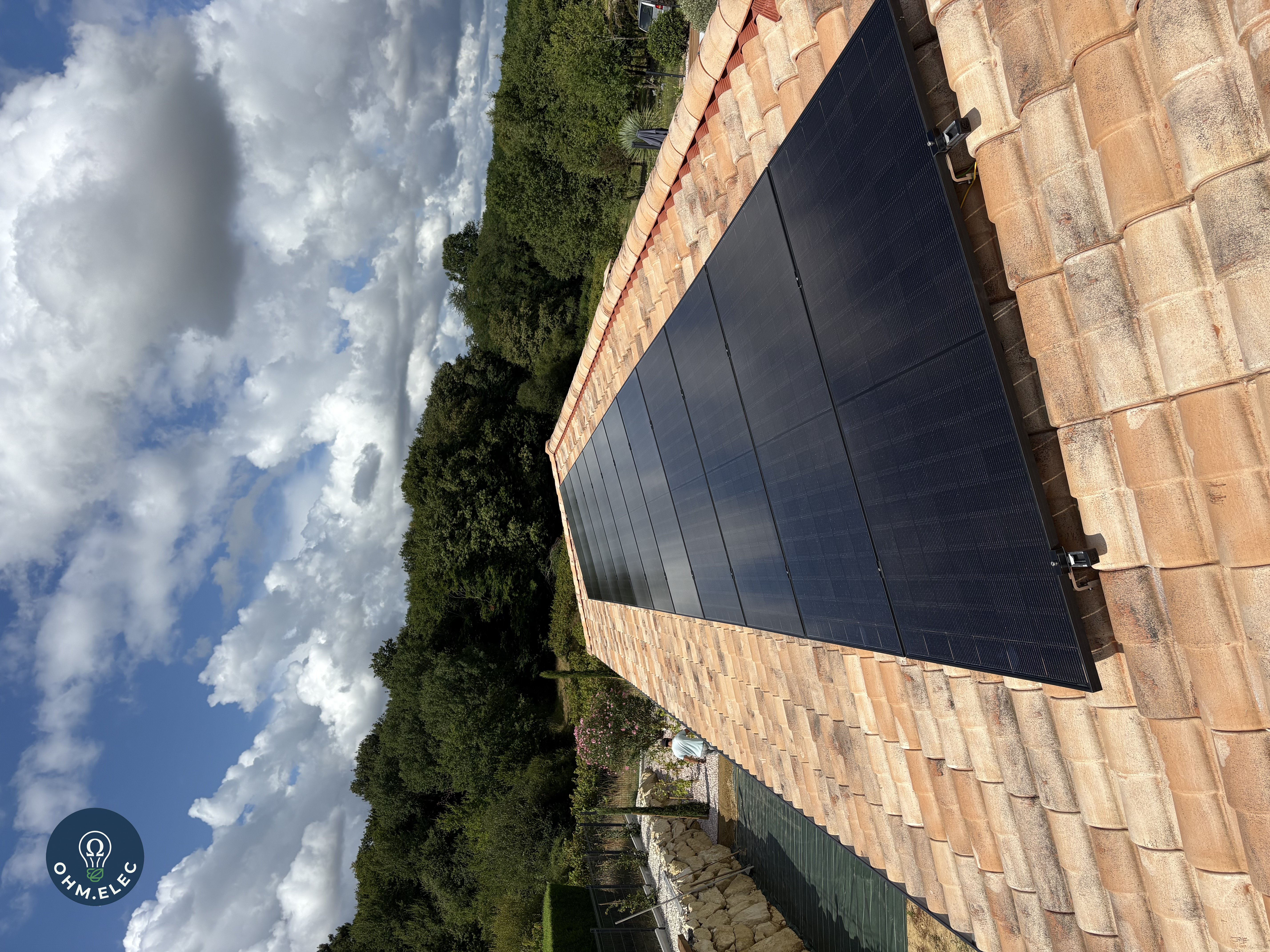 Panneaux photovoltaïques en surimposition sur toiture tuiles