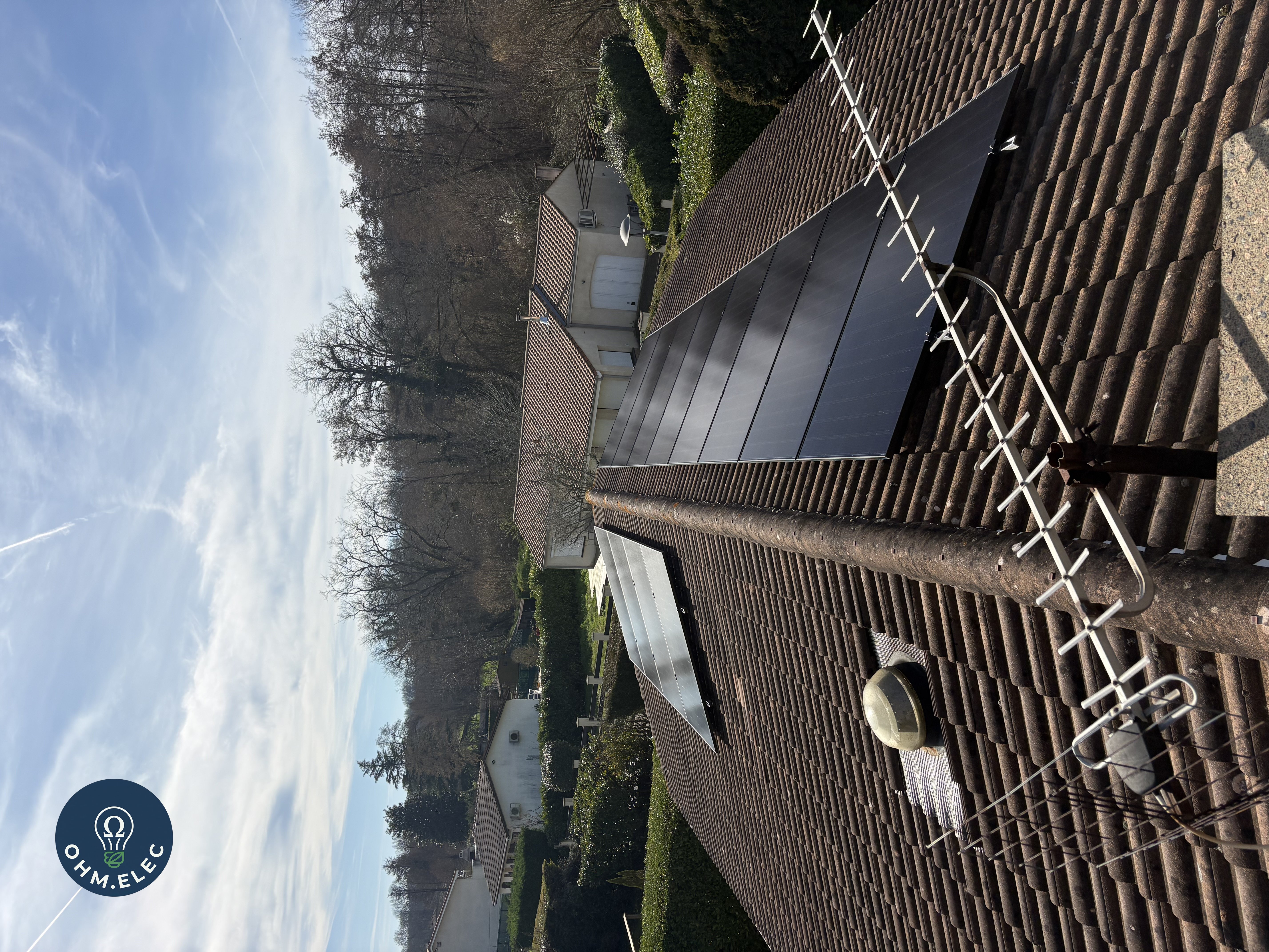 Panneaux photovoltaïques sur toit en tuiles avec garde-corps