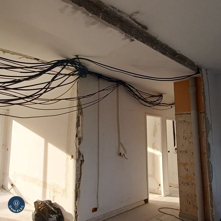 Saignées dans les murs et passage de câbles en rénovation